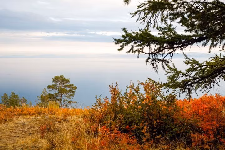 Hồ Baikal nhìn từ trên bờ đảo Olkhon. Đây là hồ nước ngọt có khối lượng nước lớn nhất thế giới.