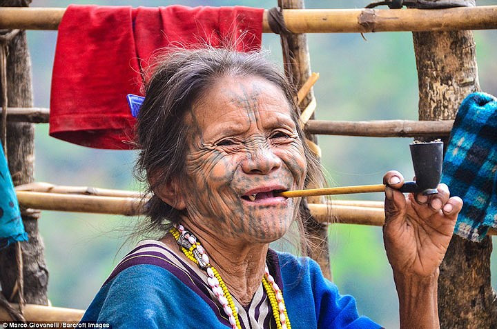 Còn những người phụ nữ thuộc dân tộc Munn lại có hình xăm tròn nhỏ được sắp xếp như nửa vầng trăng từ má xuống cổ. Những cô gái Chin từ 12-14 tuổi được cho là đủ tuổi để xăm - biểu tượng của việc bước vào cuộc sống người lớn.