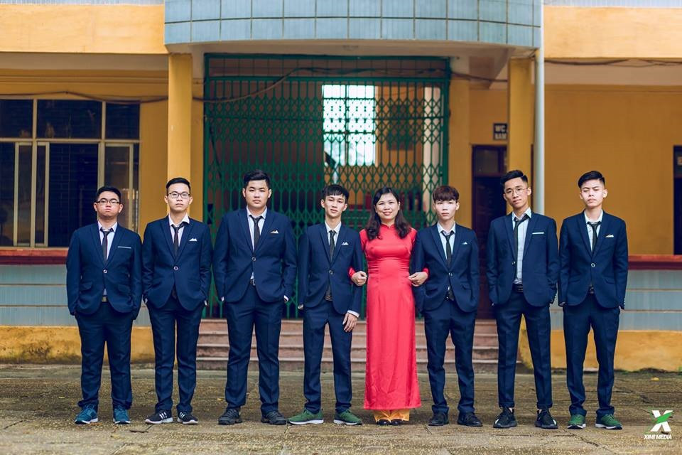 Bùi Đức Hữu (ngoài cùng bên trái) trong ngày chụp kỷ yếu.