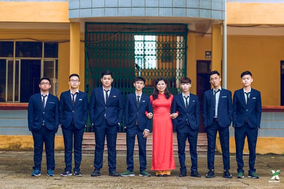 Bùi Đức Hữu (ngoài cùng bên trái) trong ngày chụp kỷ yếu.