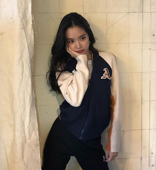 Các sao Hàn đua nhau diện jacket chất liệu dù hoặc thun co giãn thoải mái, mang đến sự thoải mái cho người mặc. Trang phục này thường đến từ những thương hiệu bình dân, tuy nhiên không vì thế mà mất đi vẻ đẳng cấp.