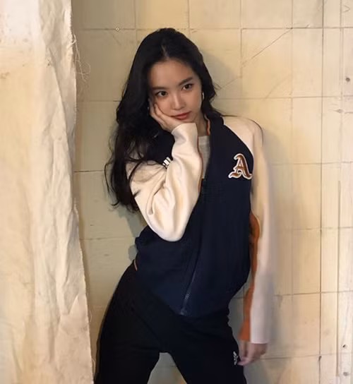 Các sao Hàn đua nhau diện jacket chất liệu dù hoặc thun co giãn thoải mái, mang đến sự thoải mái cho người mặc. Trang phục này thường đến từ những thương hiệu bình dân, tuy nhiên không vì thế mà mất đi vẻ đẳng cấp.