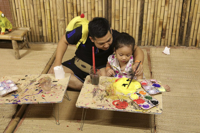 Vẽ mặt nạ giấy.