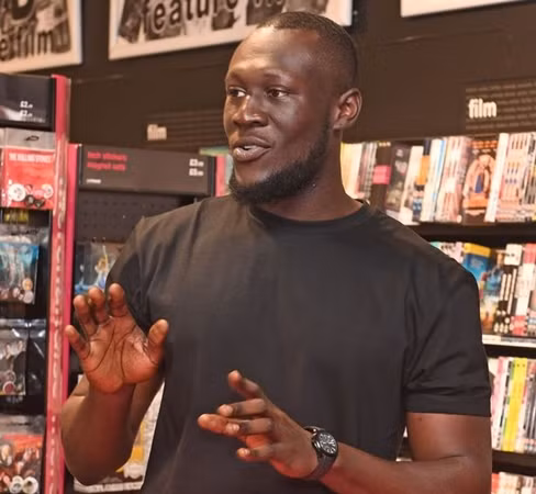 Ca sĩ nhạc rap Stormzy là một trong số hàng ngàn người cùng khen ngợi Burke trên Twitter.