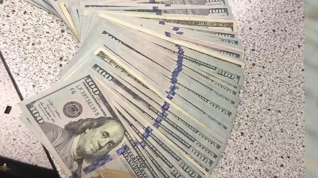 Chiếc ví cậu học sinh Zeini nhặt được có 10.000 USD tiền mặt. (Nguồn: CBS News)