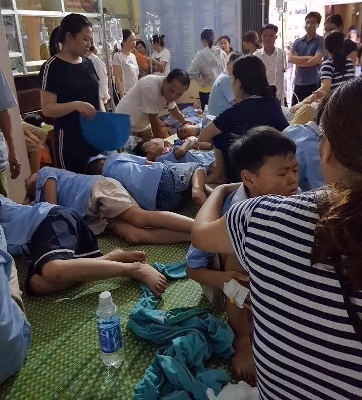 Y bác sĩ và gia đình tích cực điều trị cho các em.