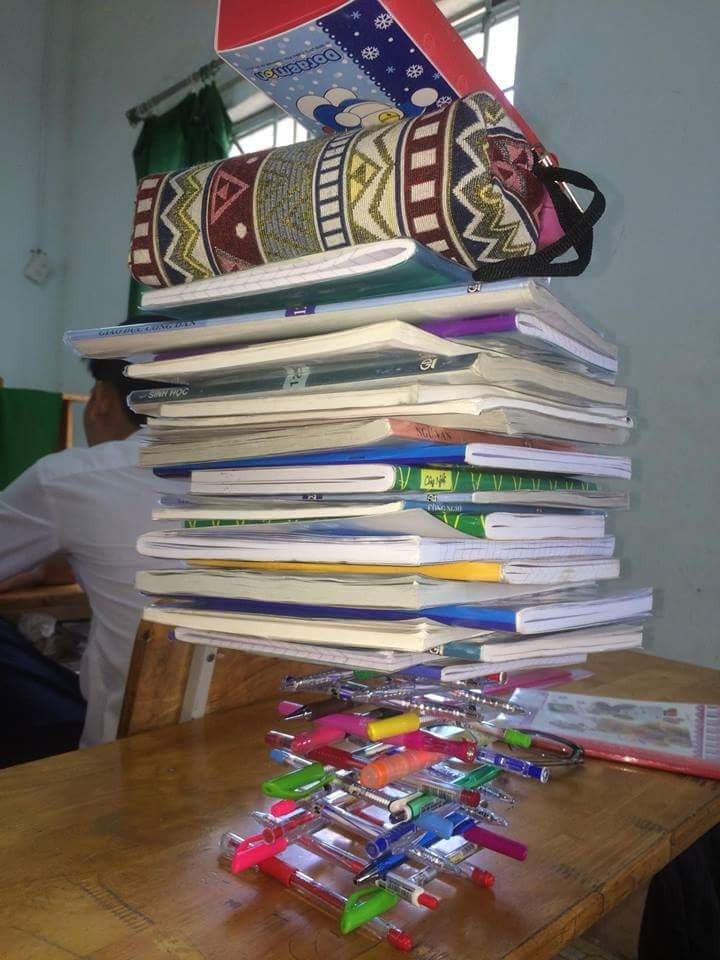 Tháp bút "chắc như thạch cao" có thể trở thành giá đỡ sách và hộ bút. (Ảnh: FB Nguyễn Thị Tuyết Phúc)