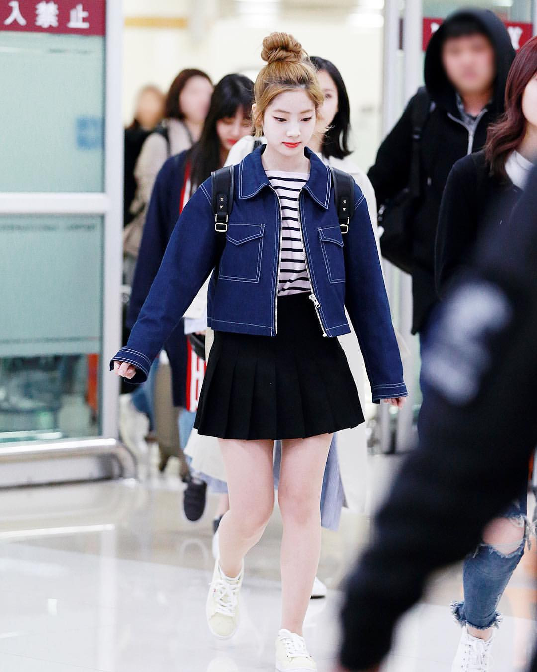 Nhờ khéo chọn đồ, chẳng ai để ý rằng các idol này khá thấp bé nhẹ cân ảnh 1