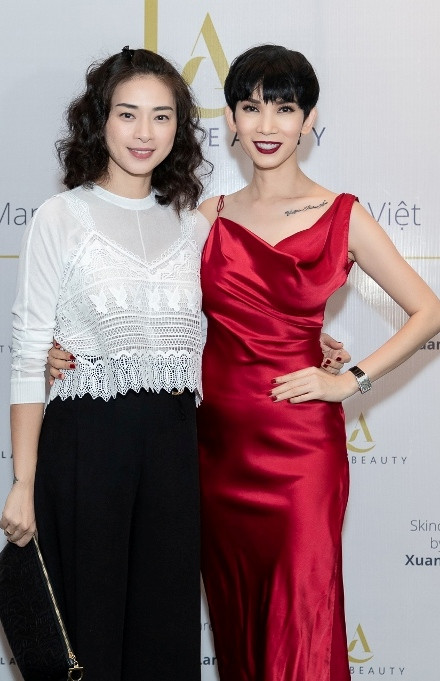 "Hai Phượng" Ngô Thanh Vân chọn trang phục giản dị, thanh lịch tới chúc mừng Xuân Lan.