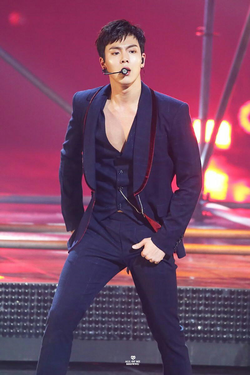 Danh hiệu này có công đóng góp của bờ vai rộng mênh mông này của Shownu đấy.