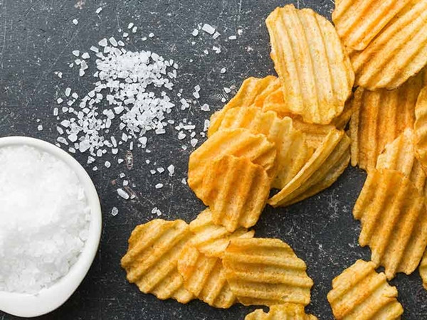 Khi nguyệt san, bạn nên ăn nhạt, cho dù bạn thèm thức ăn mặn hơn.