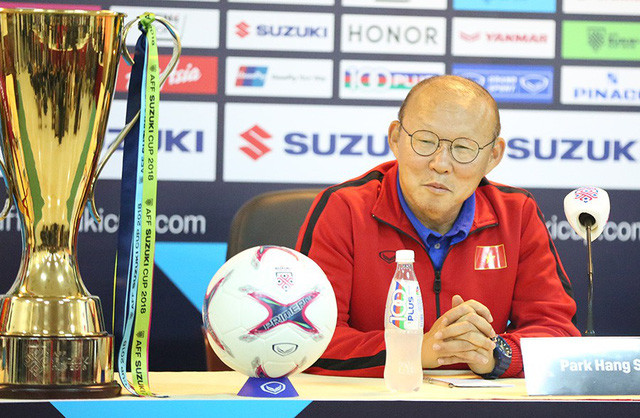 Vị chiến lược gia người Hàn Quốc không ít lần liếc nhìn chiếc cúp vô địch.