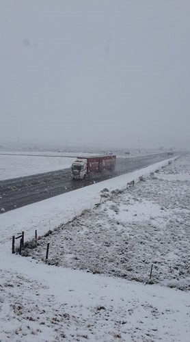 Tuyết rơi và mặt đường đóng băng trơn trượt. Ảnh: Facebook