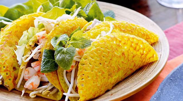 Bánh xèo. Nguyên liệu chính để làm bánh xèo ngoài gạo, còn có thêm tôm, thịt dùng làm nhân bánh xèo. Để đúc nên món bánh xèo người làm phải ngồi bên bếp lửa liên tục rất nóng nực, do đó mùa mưa trong năm từ tháng 10 đến tháng 12 là mùa thích hợp nhất cho việc làm bánh xèo Hội An.