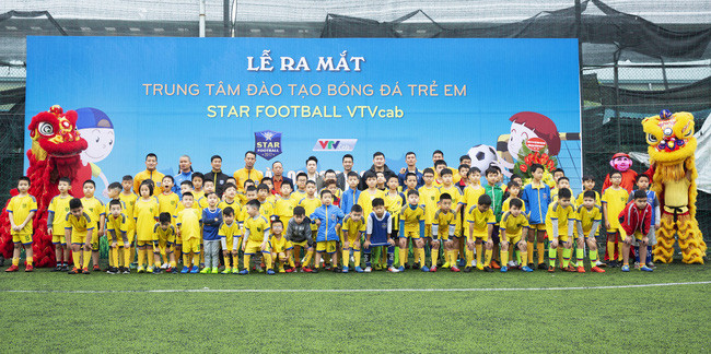 Buổi lễ ra mắt Trung tâm còn có sự tham gia của cựu tuyển thủ Vũ Minh Hiếu, diễn viên Việt Anh, ca sỹ Lê Hiếu.