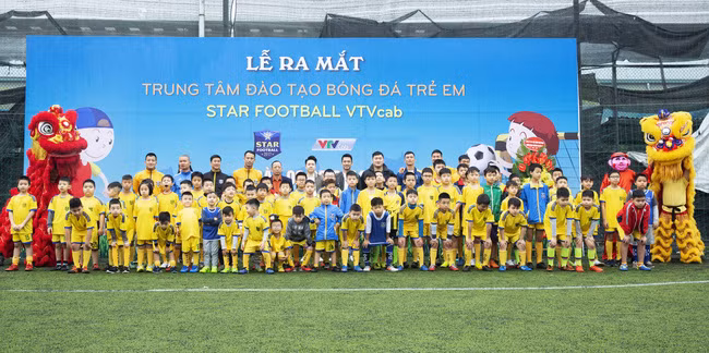 Buổi lễ ra mắt Trung tâm còn có sự tham gia của cựu tuyển thủ Vũ Minh Hiếu, diễn viên Việt Anh, ca sỹ Lê Hiếu.