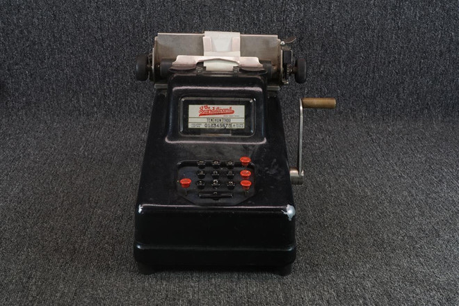 Mẫu máy tính với bàn phím kiểu hiện đại, do David Sundstrand phát minh.