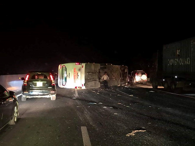 Nhiều mảnh vỡ của xe vương vãi khắp mặt đường. (Ảnh: C.P)