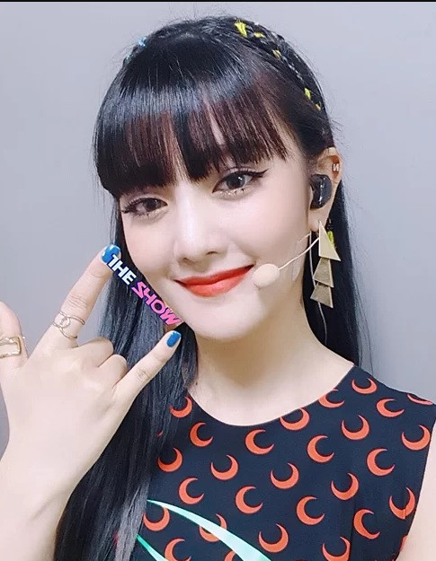 Chẳng kém chị em, Minnie của nhóm (G)I-DLE chọn màu highlight vàng làm điểm nhấn cho mái tóc.
