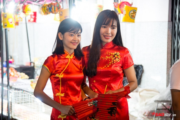 Đến với phố lồng đèn, nhiều bạn trẻ “đầu tư” những bộ trang phục truyền thống như áo dài, sườn xám để chụp hình