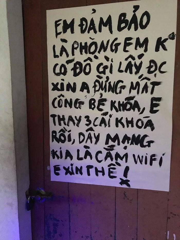 Lời xin tha của nam sinh viên được treo trước cửa phòng trọ. (Ảnh: Hung Nguyen/Group Không Sợ Chó)