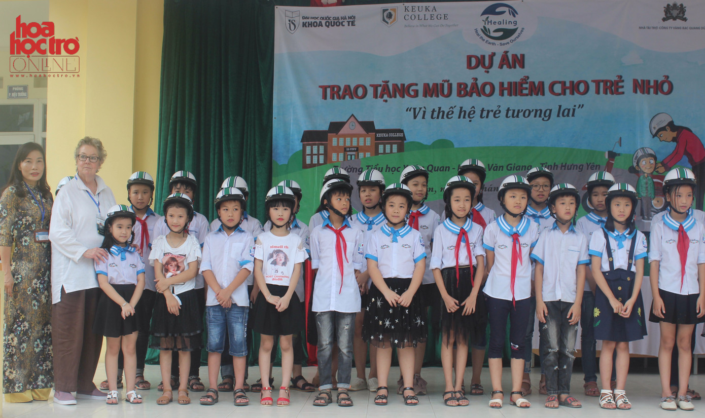 GS. Lynn Lannon và cô Hiệu trưởng trường Tiểu học Xuân Quan trao tặng mũ bảo hiểm cho từng bạn nhỏ. GS. Lynn Lannon và cô Hiệu trưởng trường Tiểu học Xuân Quan trao tặng mũ bảo hiểm cho từng bạn nhỏ.