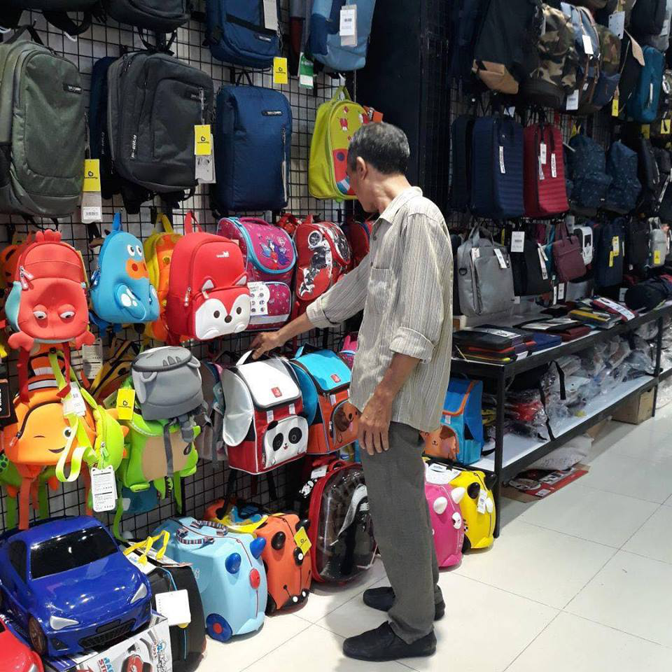 Cha của Nhím tỉ mỉ lựa chọn từng chiếc cặp để làm quà sinh nhật tặng cô bạn. Cha của Nhím tỉ mỉ lựa chọn từng chiếc cặp để làm quà sinh nhật tặng cô bạn.