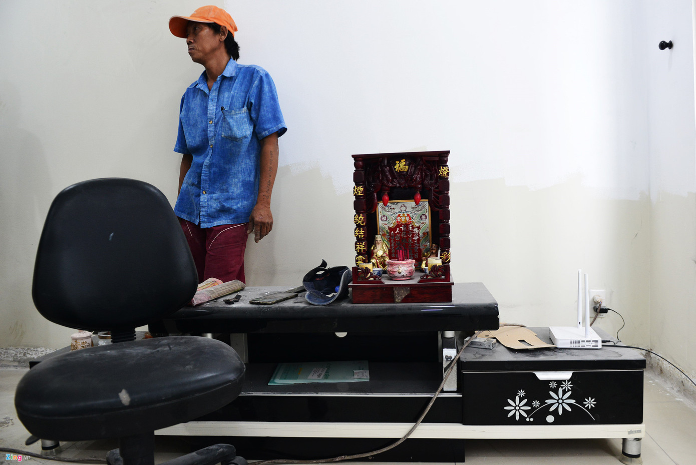 Ông Trần Văn Dũng cho biết 2 ngày qua ông với hai thợ nữa tất bật sửa sang nhiều hạng mục, làm mới lại căn hộ B02.02 cho người cháu vừa mới mua lại.