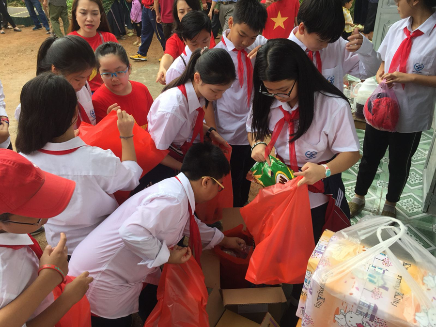 Teen THCS Cầu Giấy chuẩn bị quà tặng các bạn nhỏ.