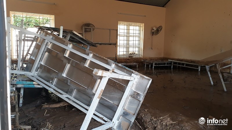 Những giường nằm ngả nghiêng trôi khắp nơi.