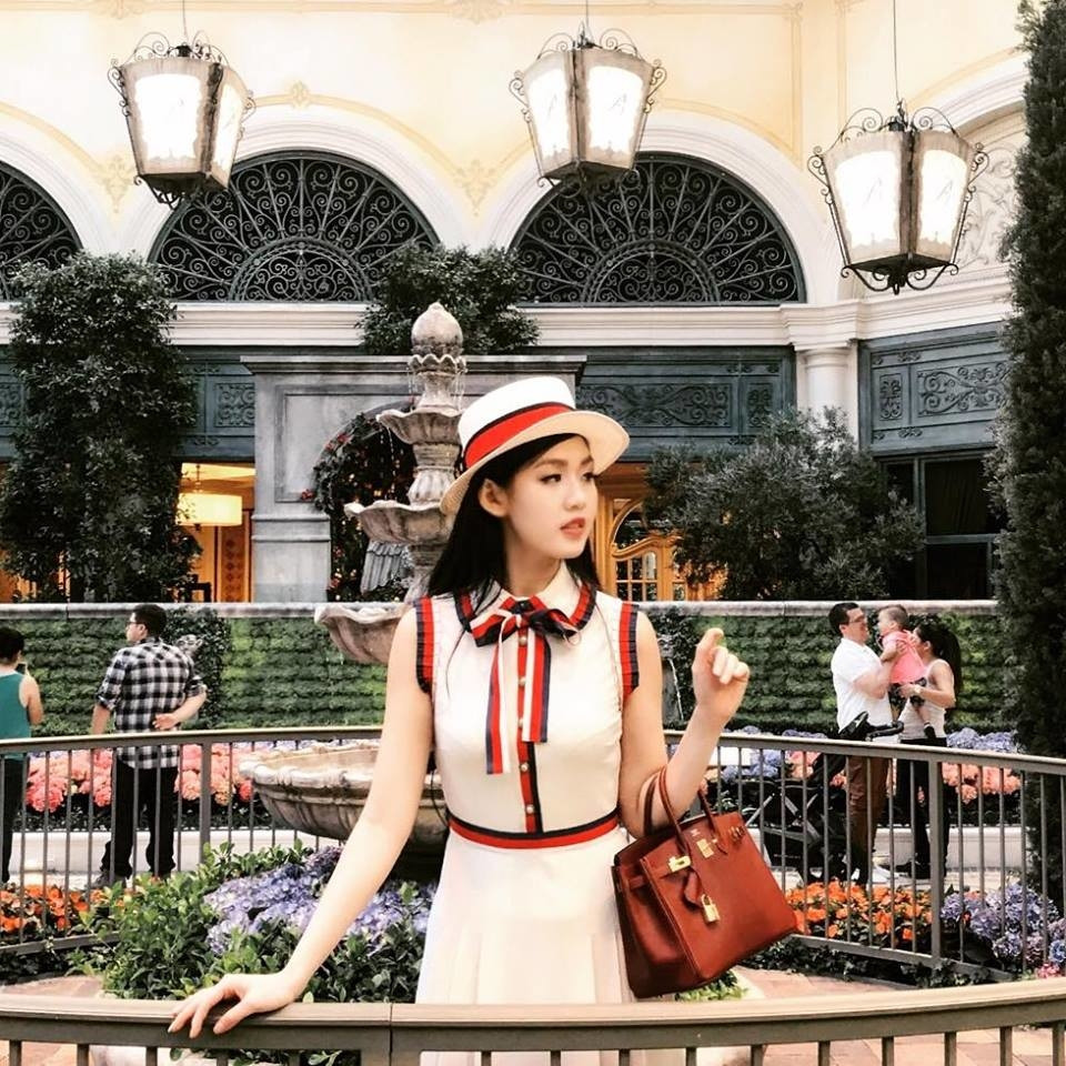 Chiếc váy Gucci này có giá hơn 40 triệu đồng và chiếc túi hiệu Hermes này có hơn trăm triệu đồng.