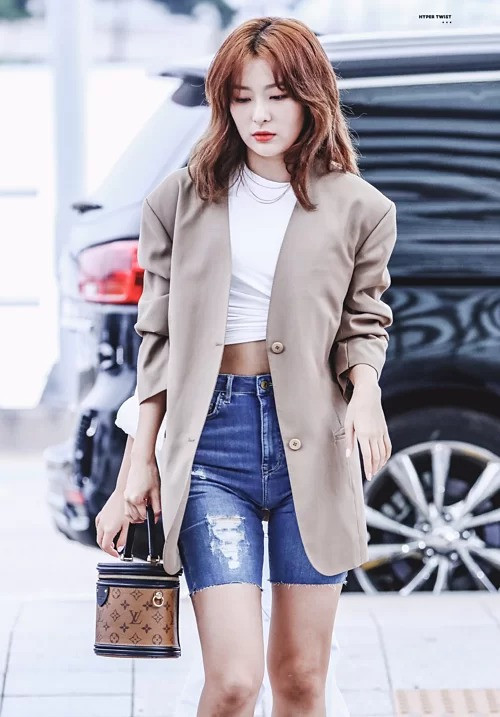 Seulgi (Red Velvet) có cách diện blazer sang chảnh và luôn bắt kịp những xu hướng mới nhất. Chiếc áo khoác oversized được cô diện với croptop, quần jeans lửng để khoe vóc dáng.