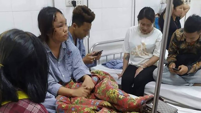 Nữ sinh Nguyễn Thị Hồng L. vẫn hoảng loạn sau khi bị đánh hội đồng. Ảnh:LÃ NGHĨA HIẾU.