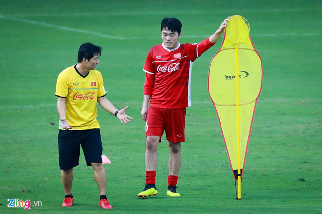 Tạm biệt và chúc may mắn, ông Bae Ji-won, cảm ơn ông vì tất cả những gì đã làm cho bóng đá Việt Nam. Ảnh: Minh Chiến.