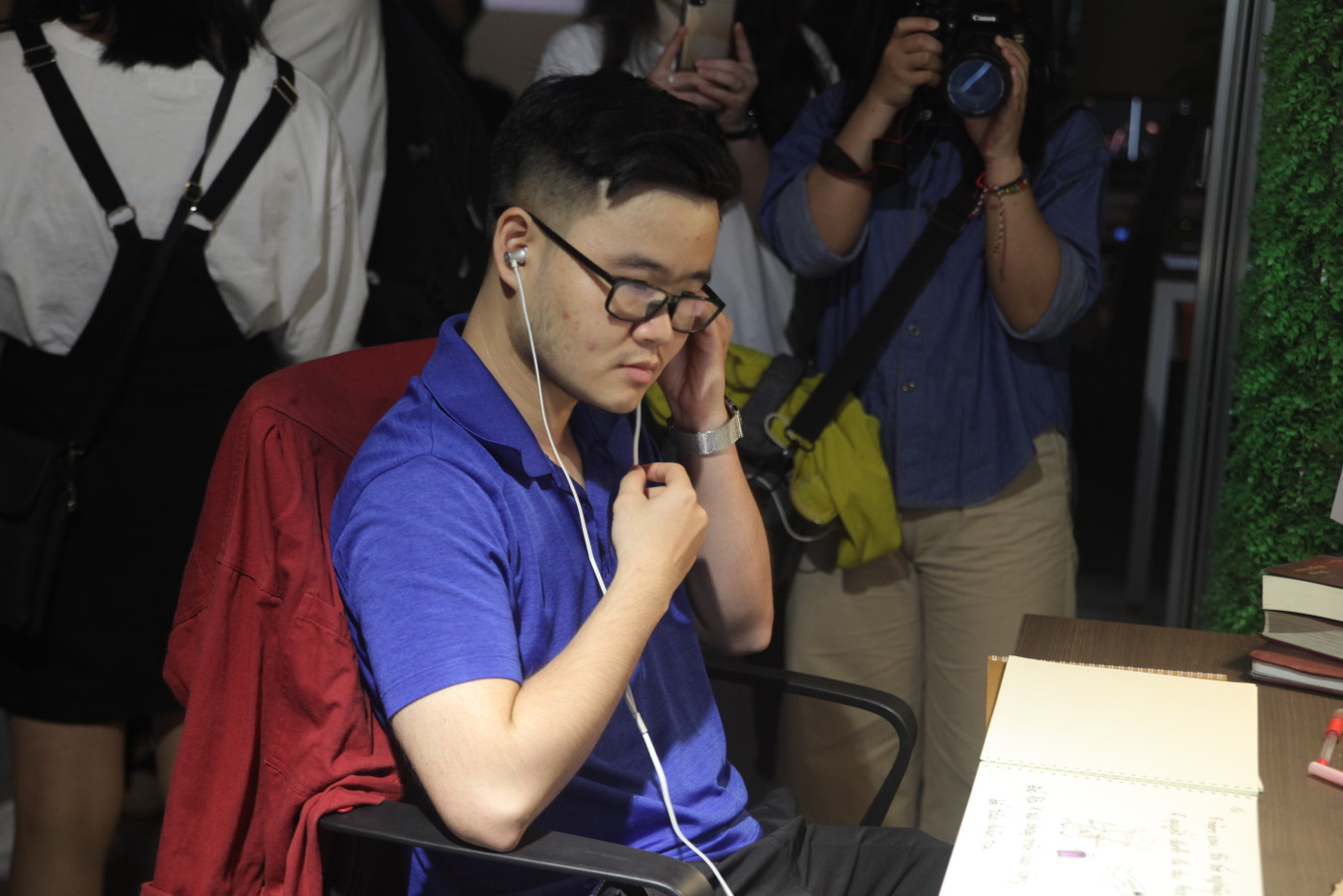 2 nhân vật chính trong hai câu chuyện, anh Nguyễn Quang Minh và Drag Queen Nguyễn Hoàng Gia cũng say sưa lắng nghe lại câu chuyện của mình.