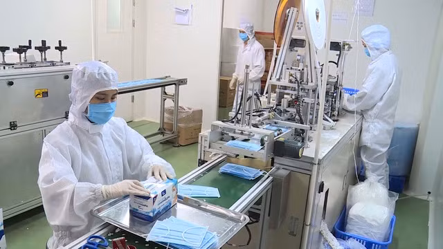 Với mỗi hệ thống máy sản xuất sẽ có khoảng 3 người làm việc, trong đó bao gồm 1 kỹ thuật viên và 2 công nhân.