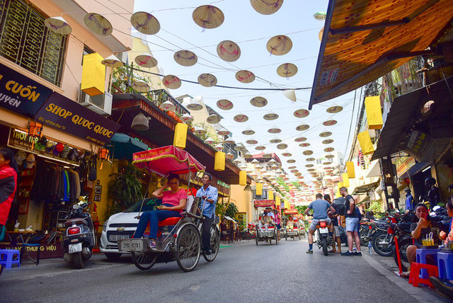 Con phố Đào Duy Từ dài hơn 200m, khi trang trí nón lá có cảm giác giống như "Hội An thu nhỏ".