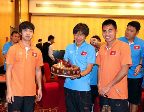 Đức Huy (phải) cùng Công Phượng được HLV Miura tặng bánh sinh nhật.