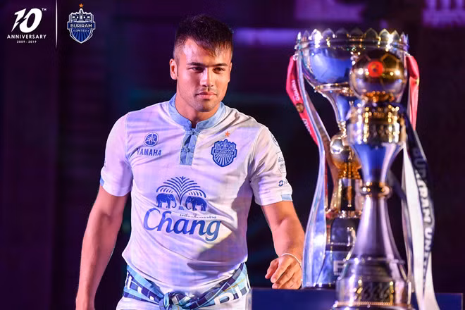 Tương tự Patino là Stephan Palla. Cầu thủ này có 2 quốc tịch Áo và Philippines, nhưng anh chọn chơi cho Philippines và đầu quân cho Buriram