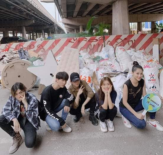 Chỉ trong vòng 2 tiếng đồng hồ, nhóm nghệ sĩ và ê-kíp của mình đã thu gom được một khối lượng rác đáng kể.