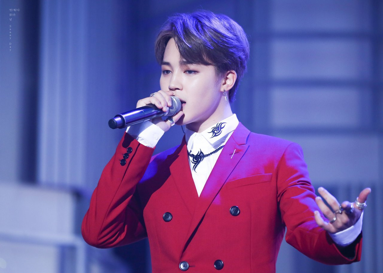 Đến phần cổ áo của Jimin