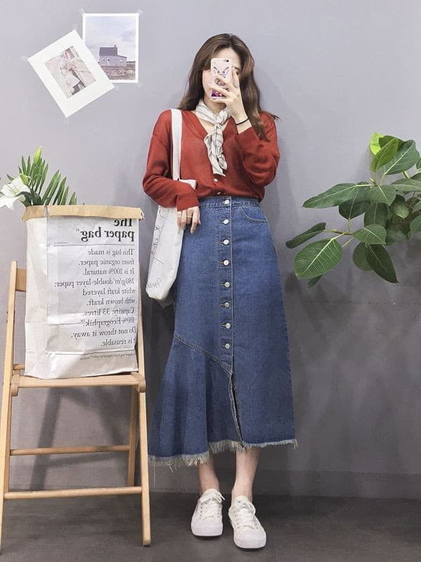 Tùy theo mùa mà những chiếc váy làm từ chất liệu jeans được biến tấu khác nhau. Kiểu chân váy cách điệu đuôi cá này thực sự khiến người khác phải bất ngờ về phong cách thời trang của bạn. Là chân váy khỏe khoắn nên khi kết hợp cần lưu ý chọn những trang phục mềm mại hơn như áo Cardigan mỏng, một chiếc khăn quàng cổ điệu đà, sneaker trắng tối giản...