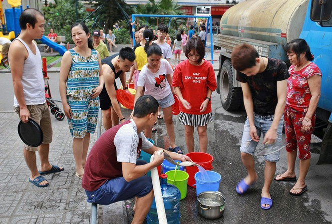 Người dân Linh Đàm, Hà Nội xếp hàng lấy nước sạch từ xe tec nước chở đến. Ảnh: Như Ý.