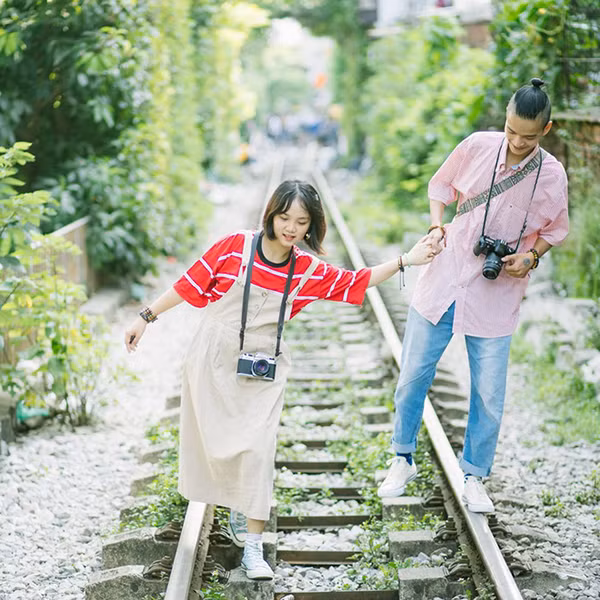 Bộ ảnh tình yêu của cặp đôi chụp ở đường tàu khiến nhiều người thích thú. (Ảnh: @mievatho)