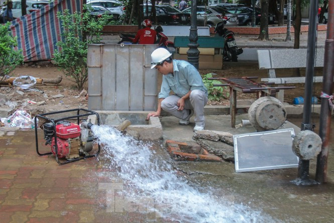 Khoảng hơn 30 nhân công công ty Viwaco thực hiện công tác thau dọn bể cho các toà chung cư cũng như súc xả hệ thống đường ống, bể chứa do Cty này quản lý.