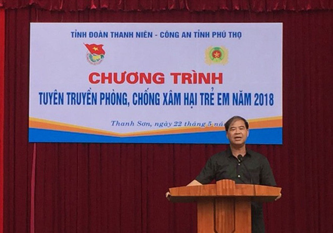 Ông Đinh Bằng My trong một lần thuyết trình về vấn đề xâm hại trẻ em - người đã gây ra hàng loạt vụ dâm ô học sinh khiến dư luận xôn xao. Ông Đinh Bằng My trong một lần thuyết trình về vấn đề xâm hại trẻ em - người đã gây ra hàng loạt vụ dâm ô học sinh khiến dư luận xôn xao.