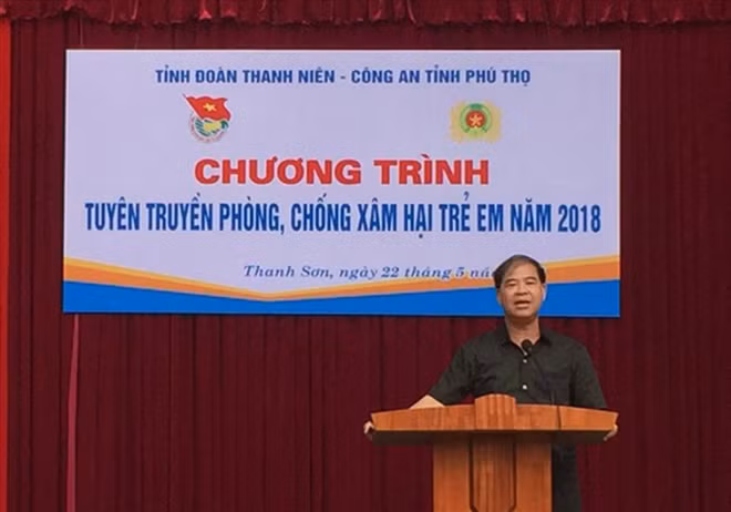 Ông Đinh Bằng My trong một lần thuyết trình về vấn đề xâm hại trẻ em - người đã gây ra hàng loạt vụ dâm ô học sinh khiến dư luận xôn xao.