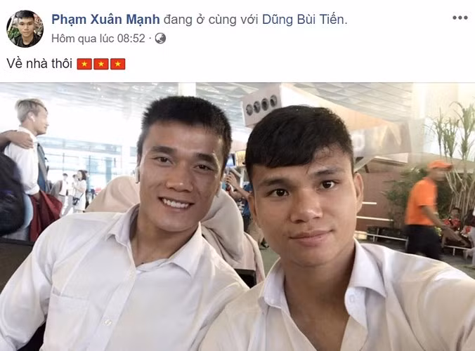 Cầu thủ xứ Nghệ - Phạm Xuân Mạnh chia sẻ bức ảnh ở sân bay: "Về nhà thôi".
