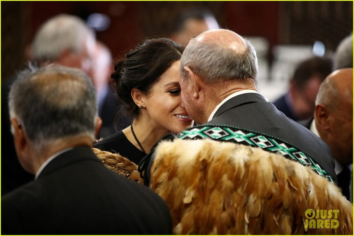 Công nương Meghan Markle thực hiện nghi lễ chào hỏi truyền thống của người Maori bằng cách cụng mũi.