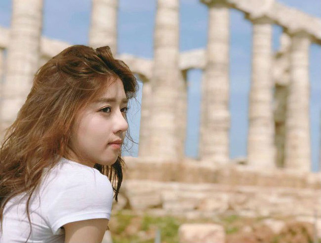 Cô có bố là nghệ sĩ người Sing, còn mẹ cô là người Đài Loan. Hiện cô đang theo học tại một ngôi trường quốc tế dành cho con nhà giàu tại Singapore.